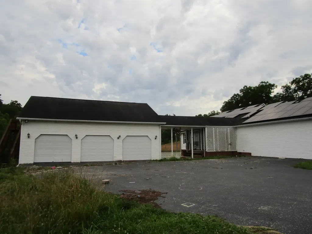 44 Happy Top Road Clay City KY 40312