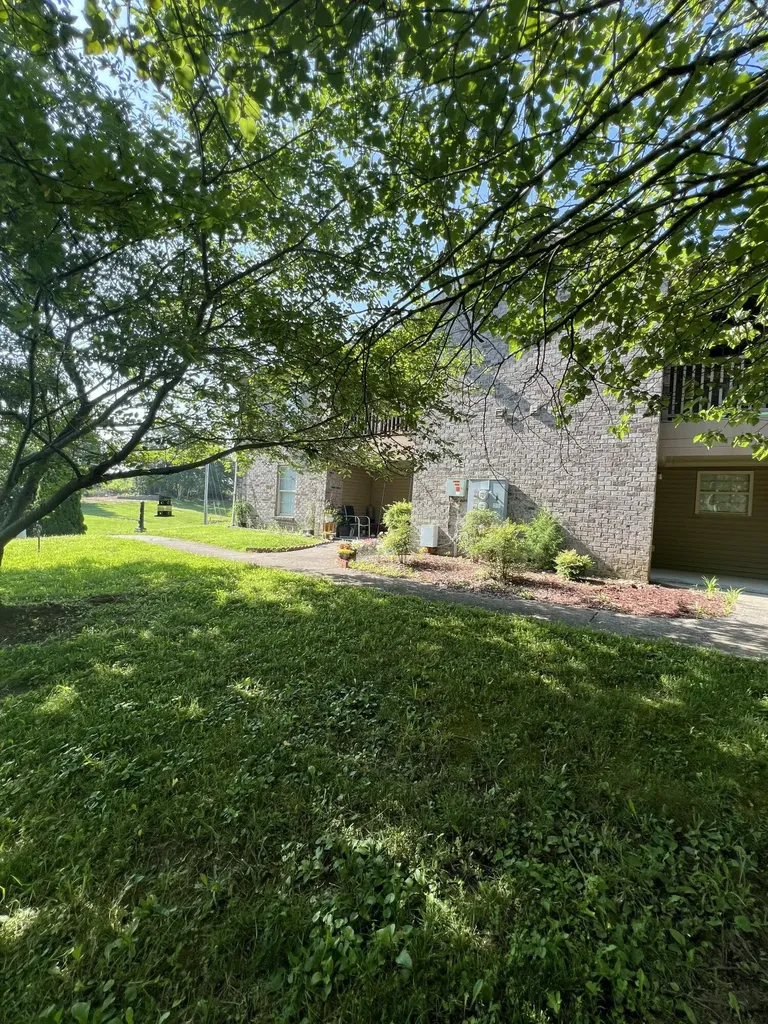 502-632 502-632 Nandino Cir Circle Berea KY 40403