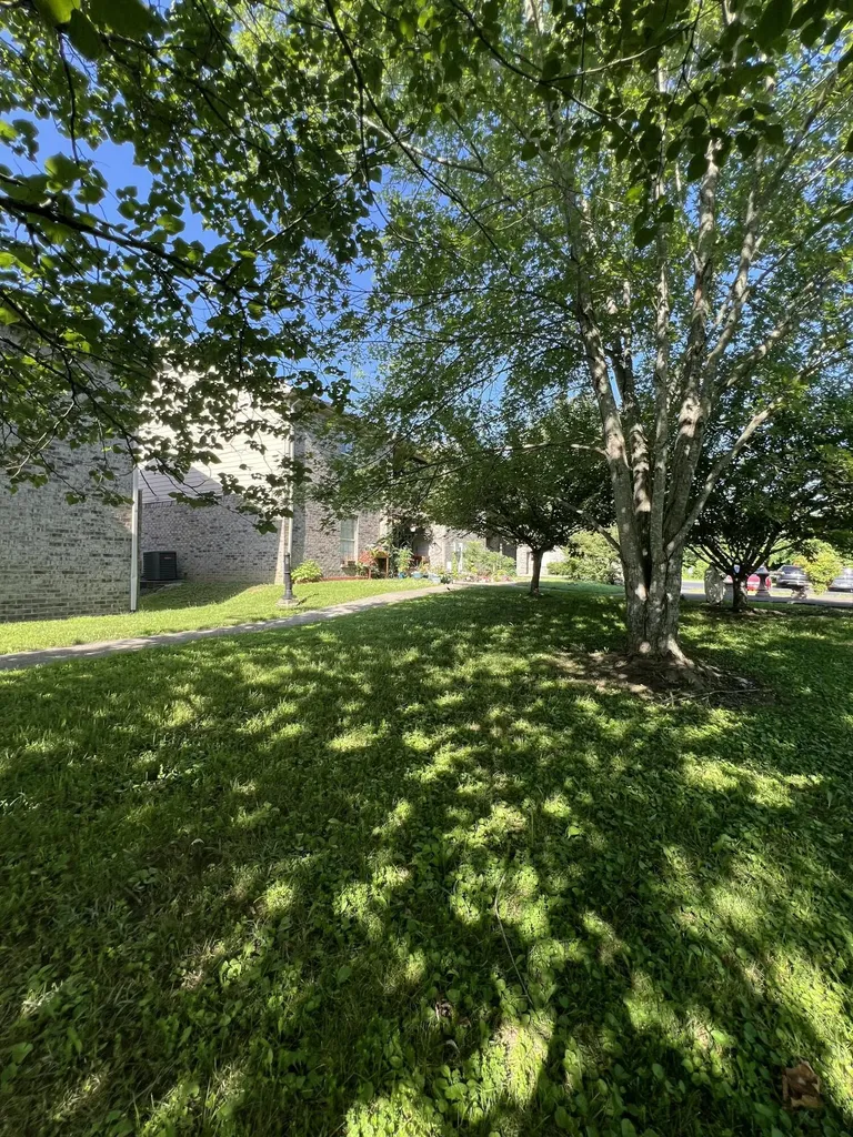 502-632 502-632 Nandino Cir Circle Berea KY 40403