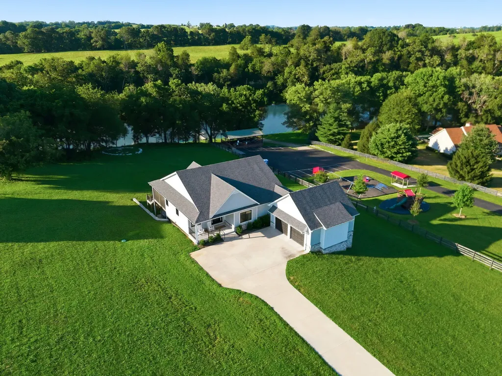 975 Lakeside Drive Lancaster KY 40444