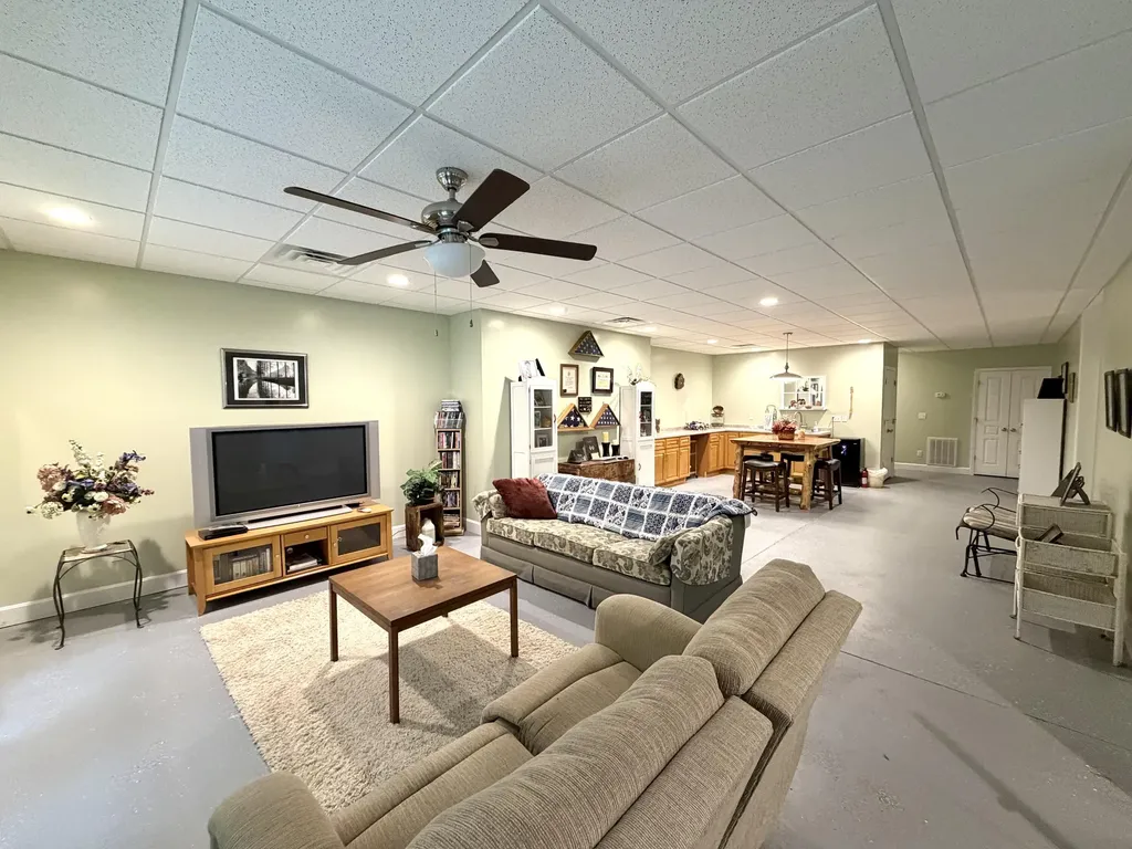 172 Periwinkle Hill Road Cadiz KY 42211