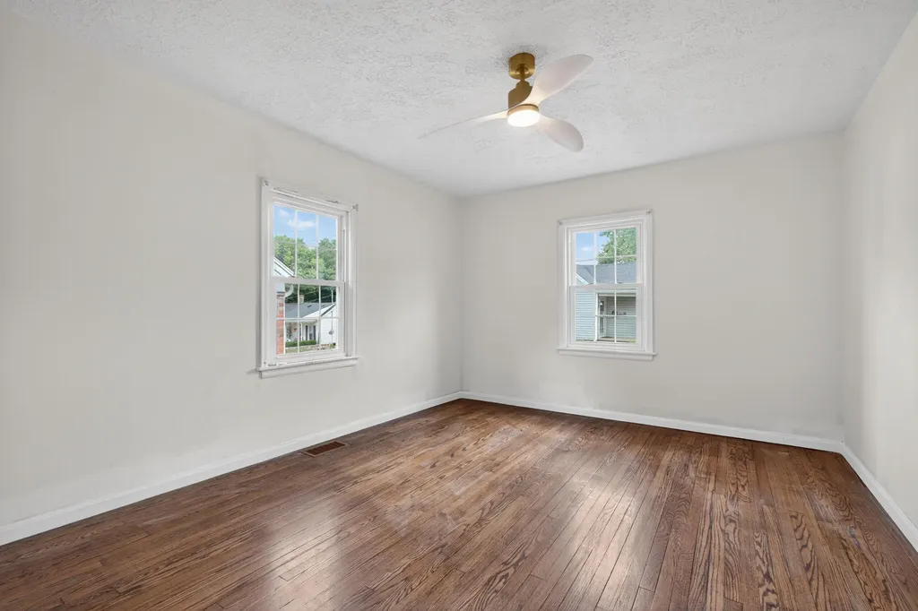 27 W 19th Street Paris KY 40361