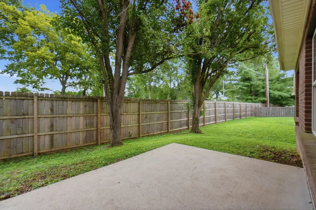 1737 Headley Green Lexington KY 40504