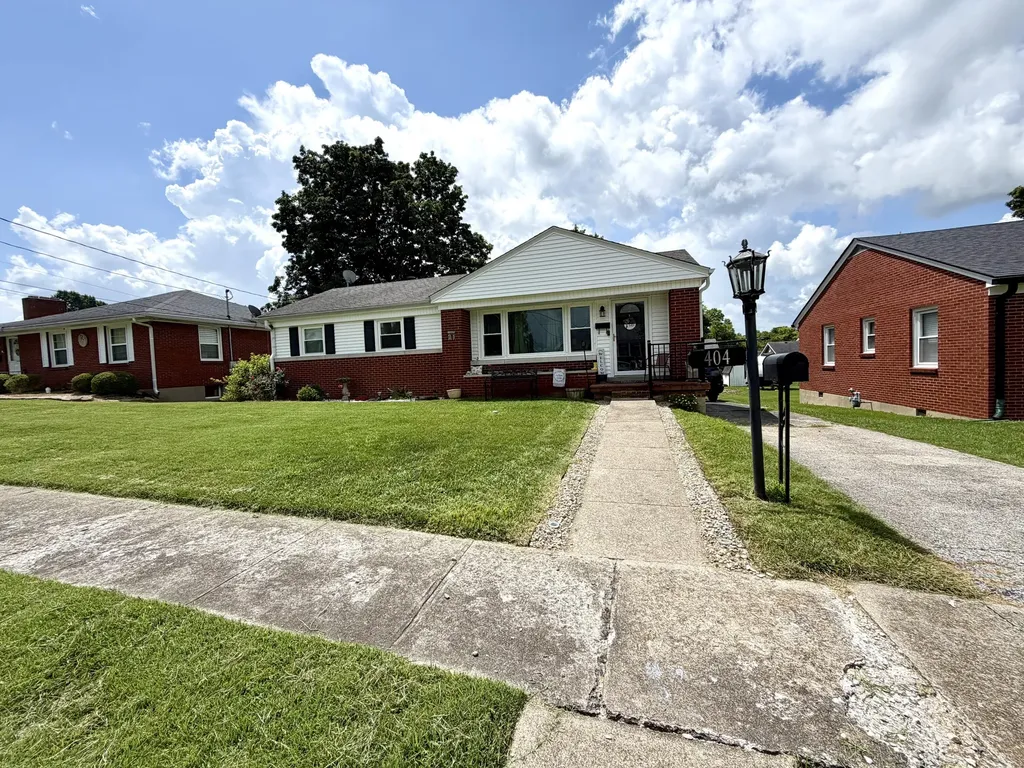 404 College Manor Harrodsburg KY 40330