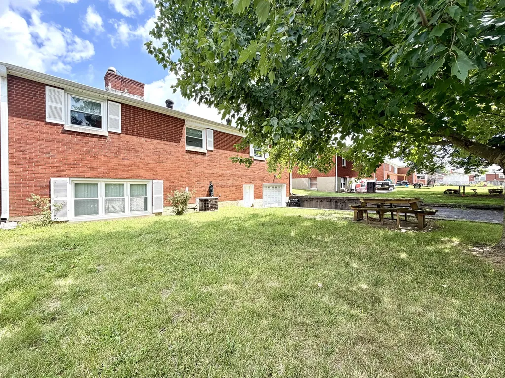 404 College Manor Harrodsburg KY 40330