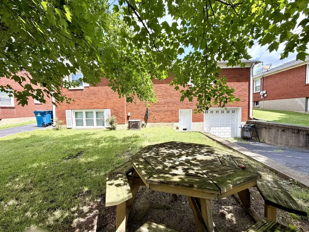404 College Manor Harrodsburg KY 40330