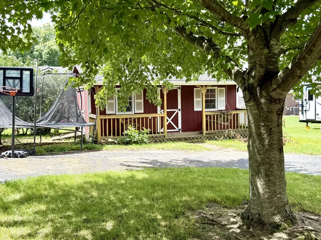 404 College Manor Harrodsburg KY 40330