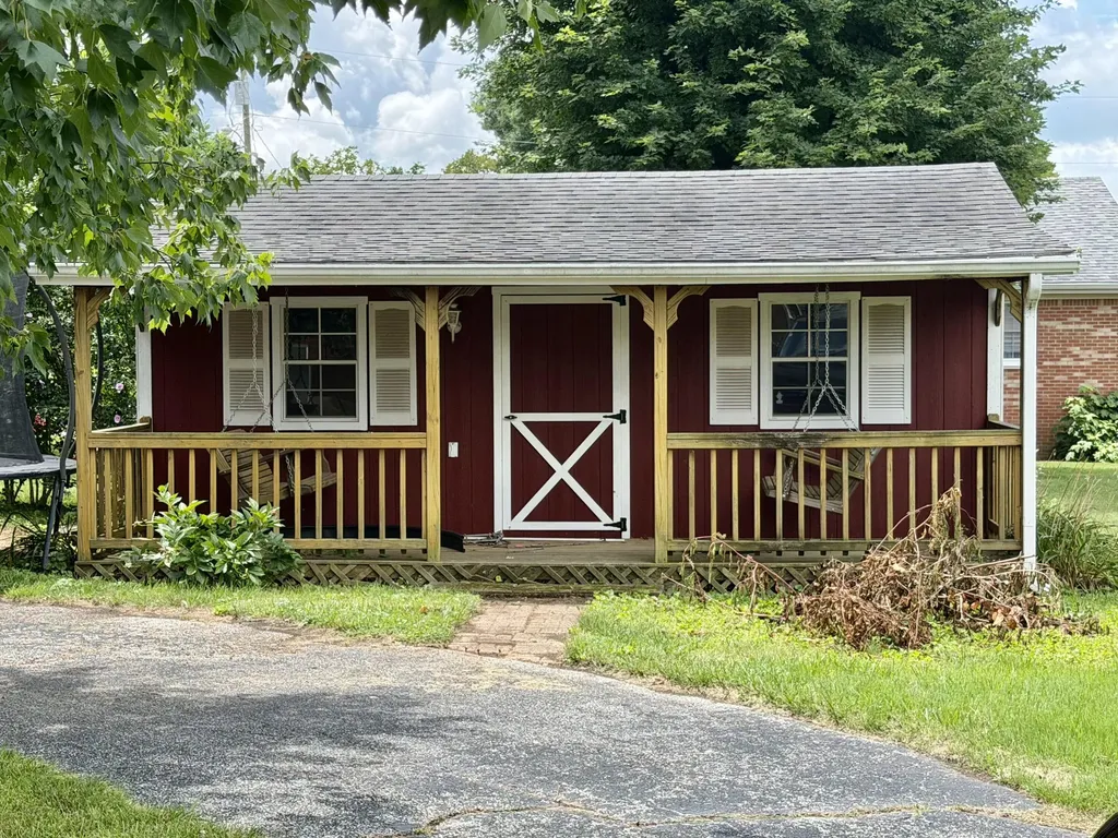 404 College Manor Harrodsburg KY 40330