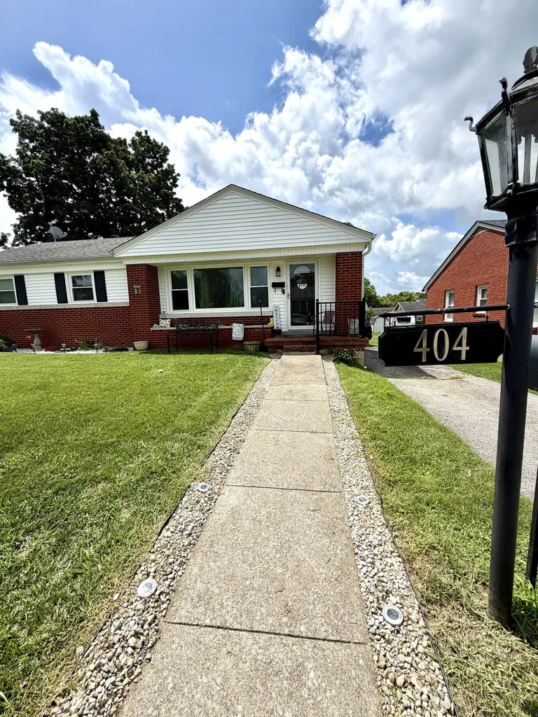 404 College Manor Harrodsburg KY 40330