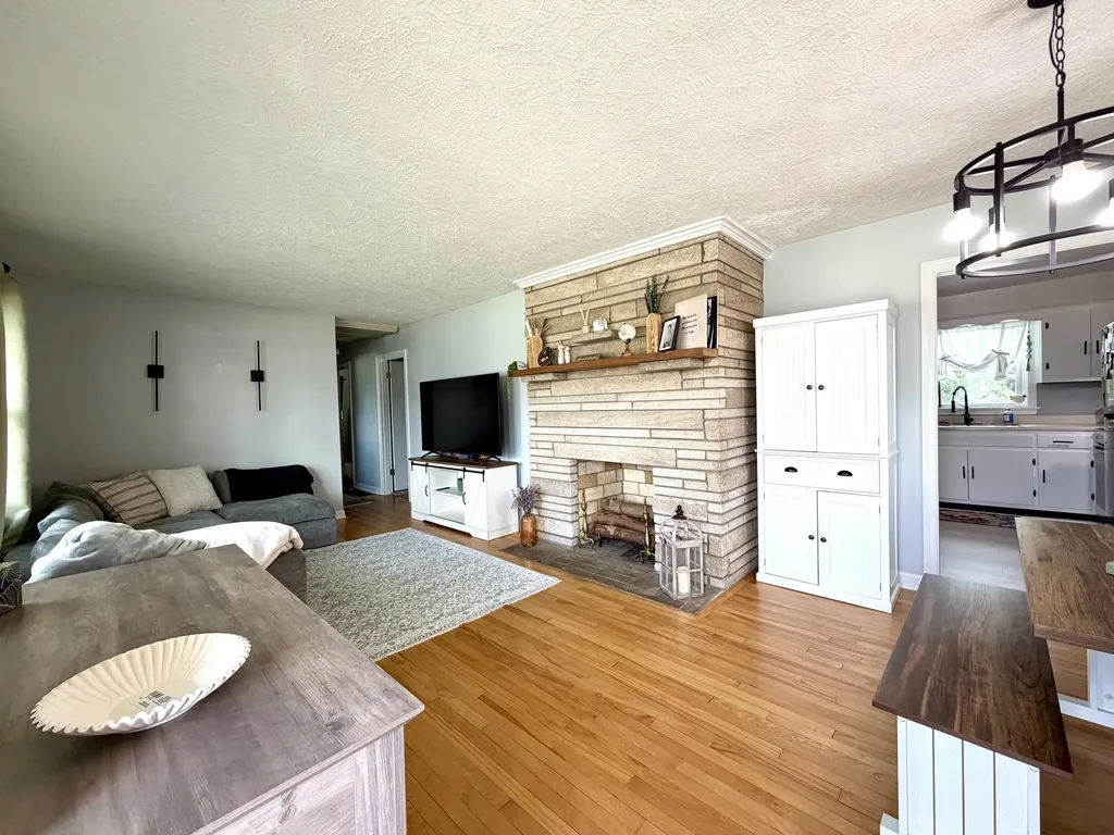 404 College Manor Harrodsburg KY 40330