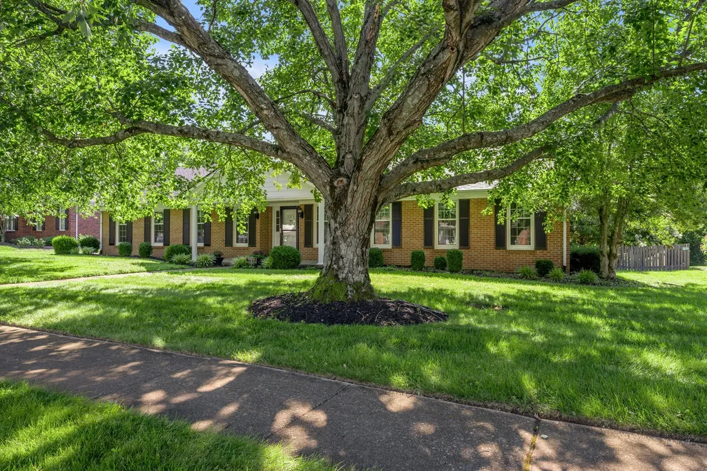 121 Hawthorne Drive Nicholasville KY 40356