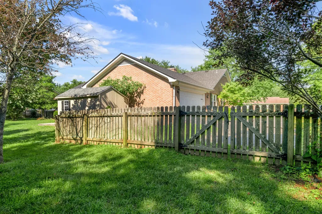 121 Hawthorne Drive Nicholasville KY 40356