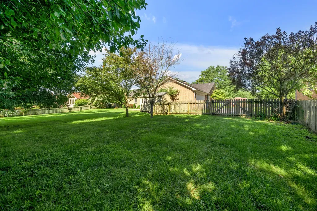 121 Hawthorne Drive Nicholasville KY 40356