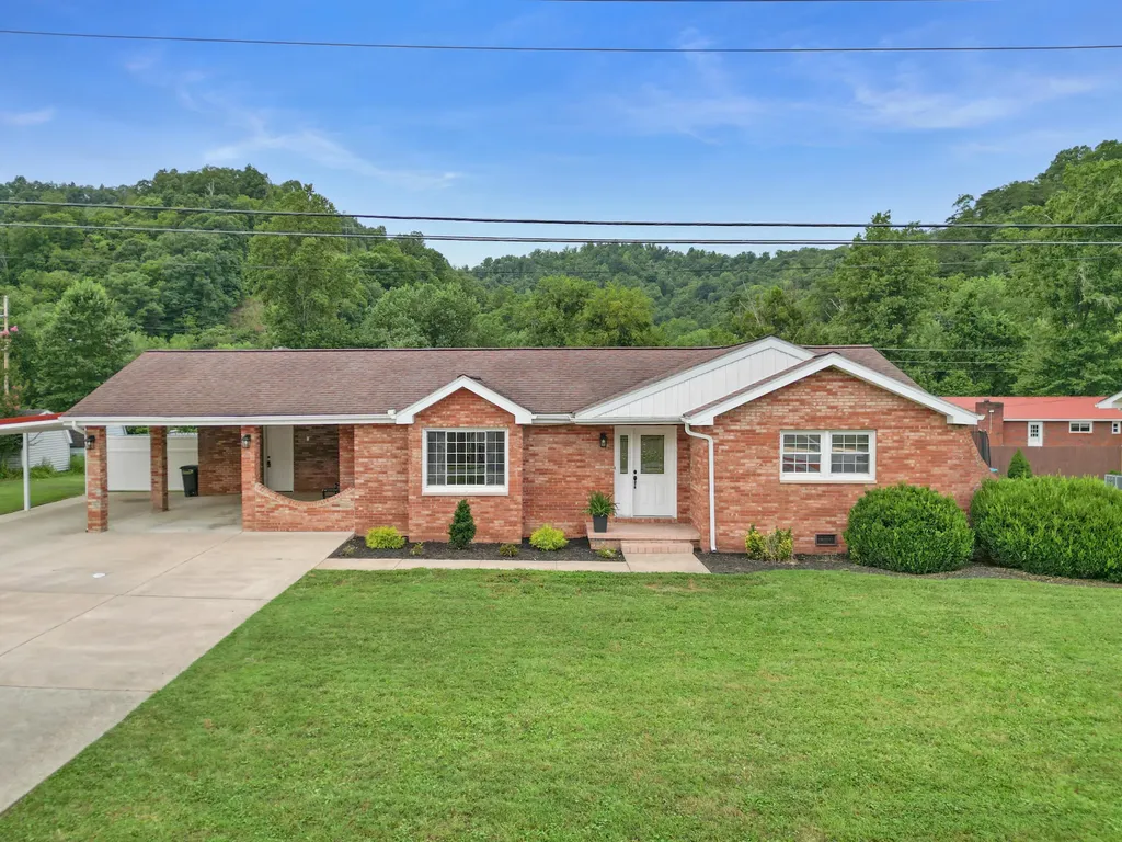 33 Horseshoe Street Thelma KY 41260
