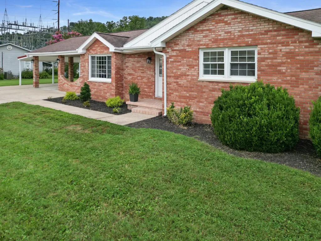 33 Horseshoe Street Thelma KY 41260