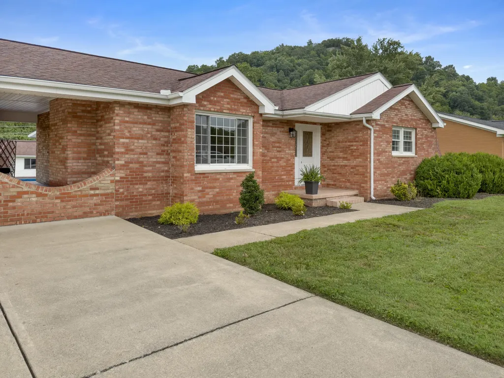 33 Horseshoe Street Thelma KY 41260