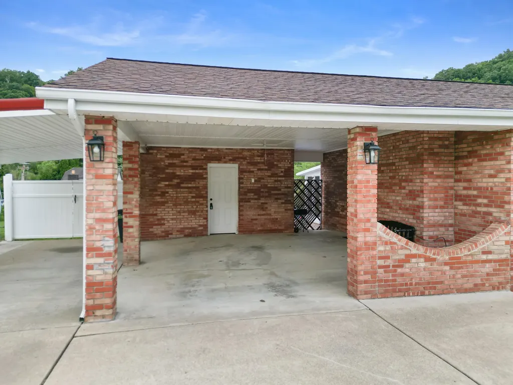 33 Horseshoe Street Thelma KY 41260