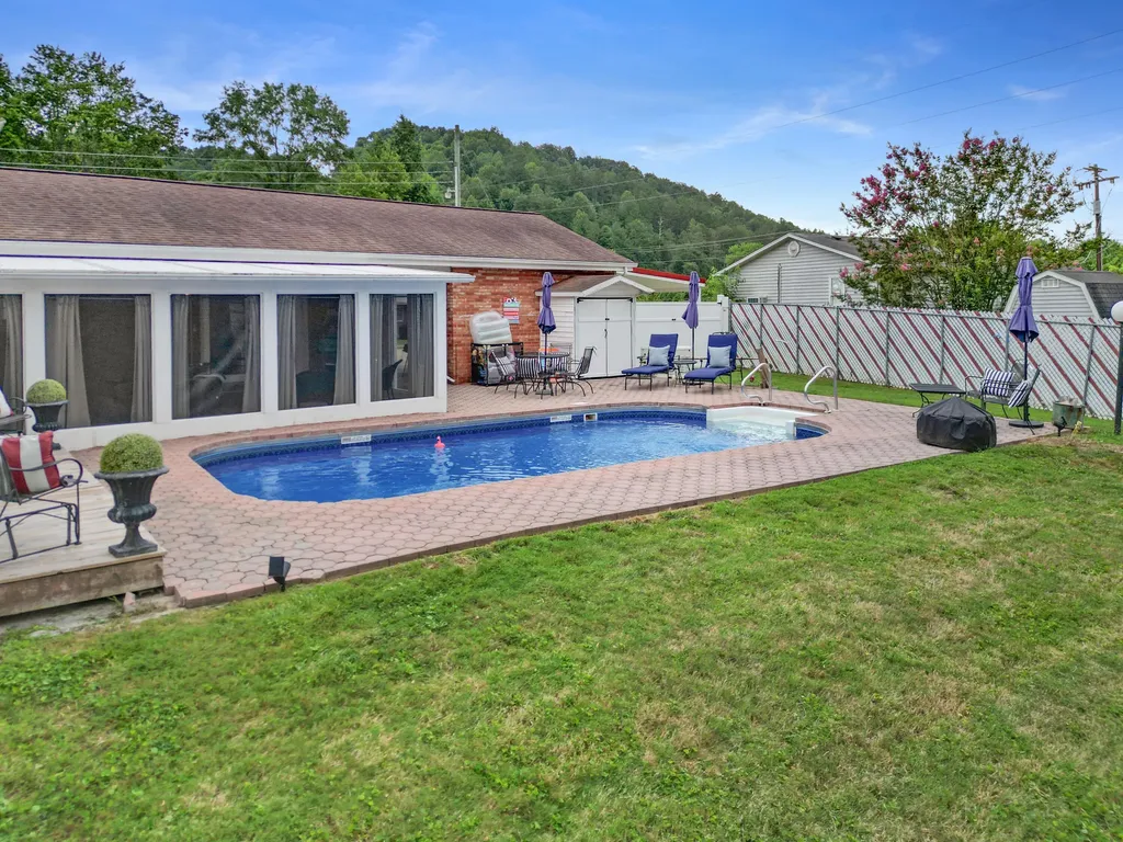 33 Horseshoe Street Thelma KY 41260
