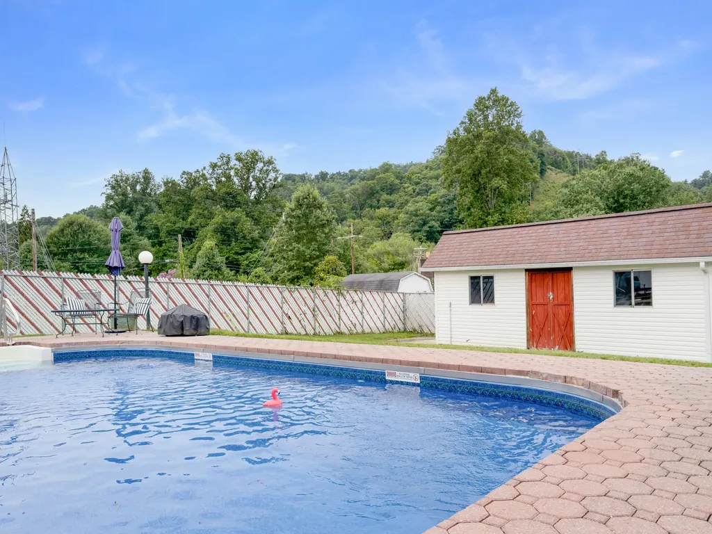 33 Horseshoe Street Thelma KY 41260