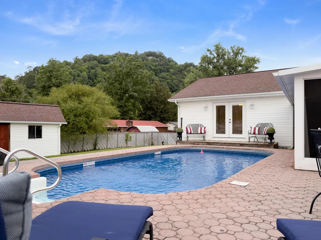 33 Horseshoe Street Thelma KY 41260