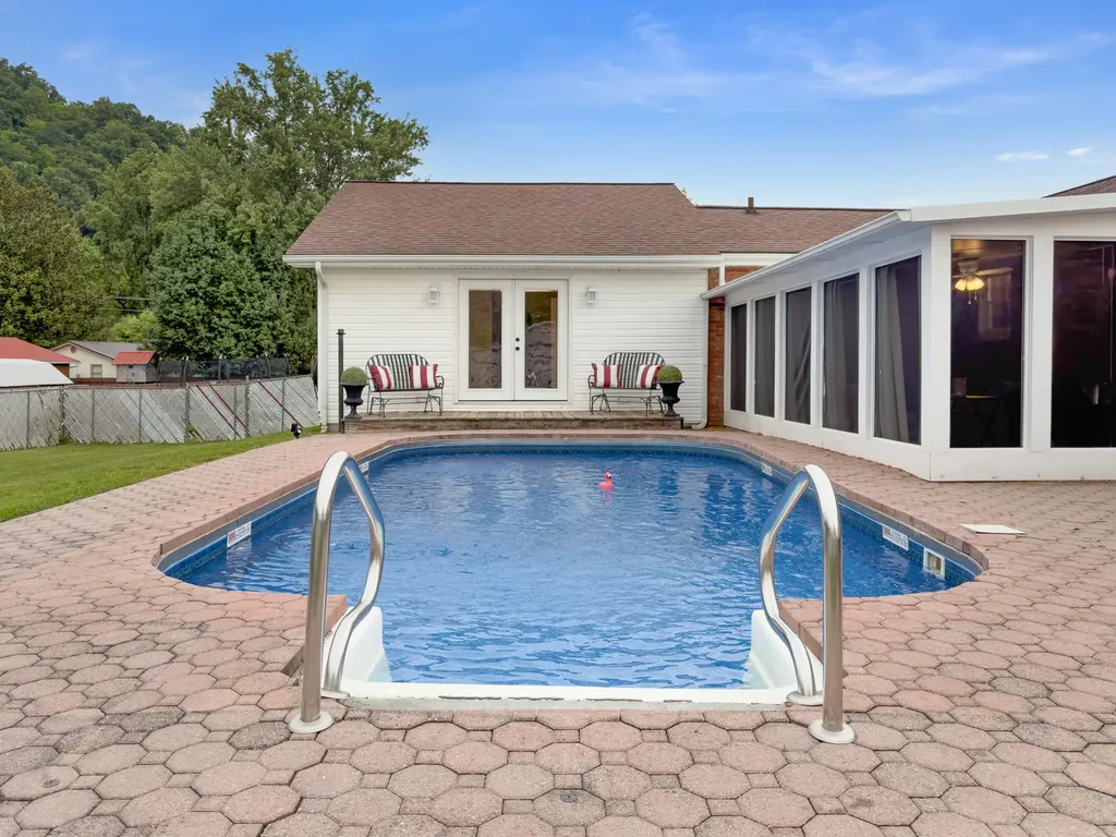 33 Horseshoe Street Thelma KY 41260