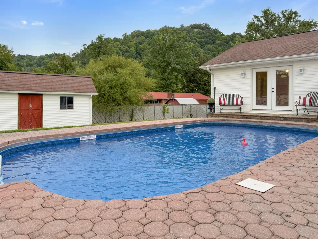33 Horseshoe Street Thelma KY 41260