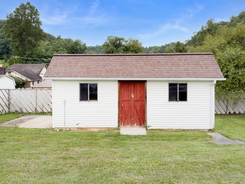 33 Horseshoe Street Thelma KY 41260