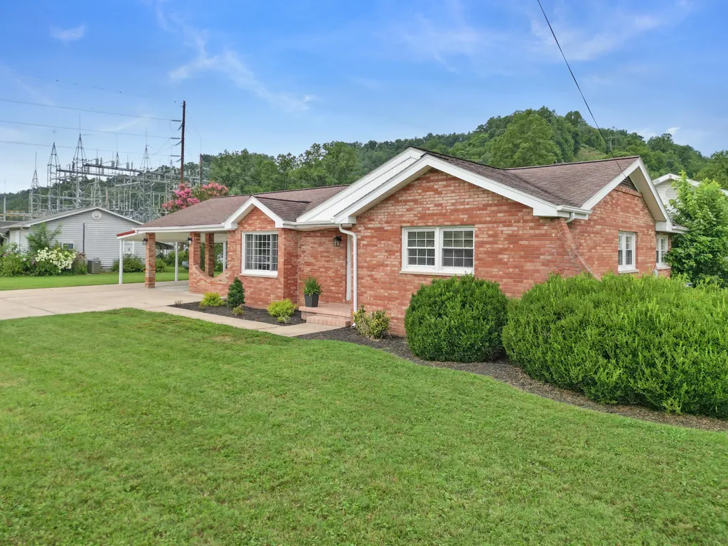 33 Horseshoe Street Thelma KY 41260