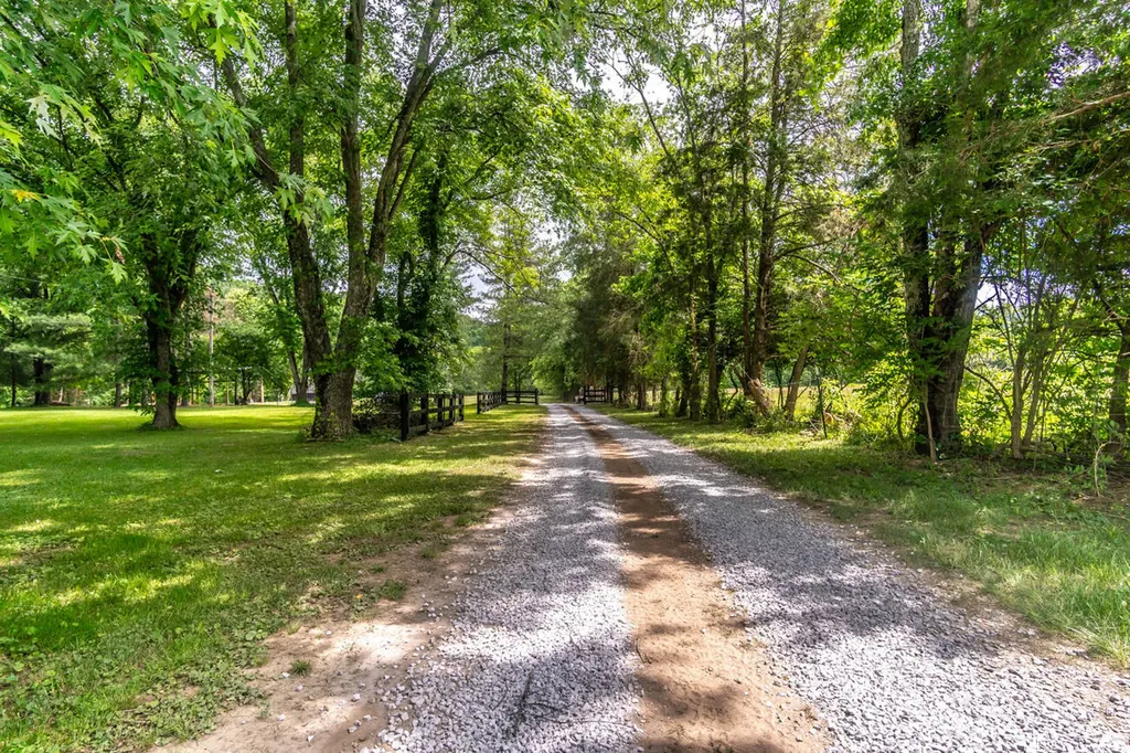 2915 College Hill Road Waco KY 40385