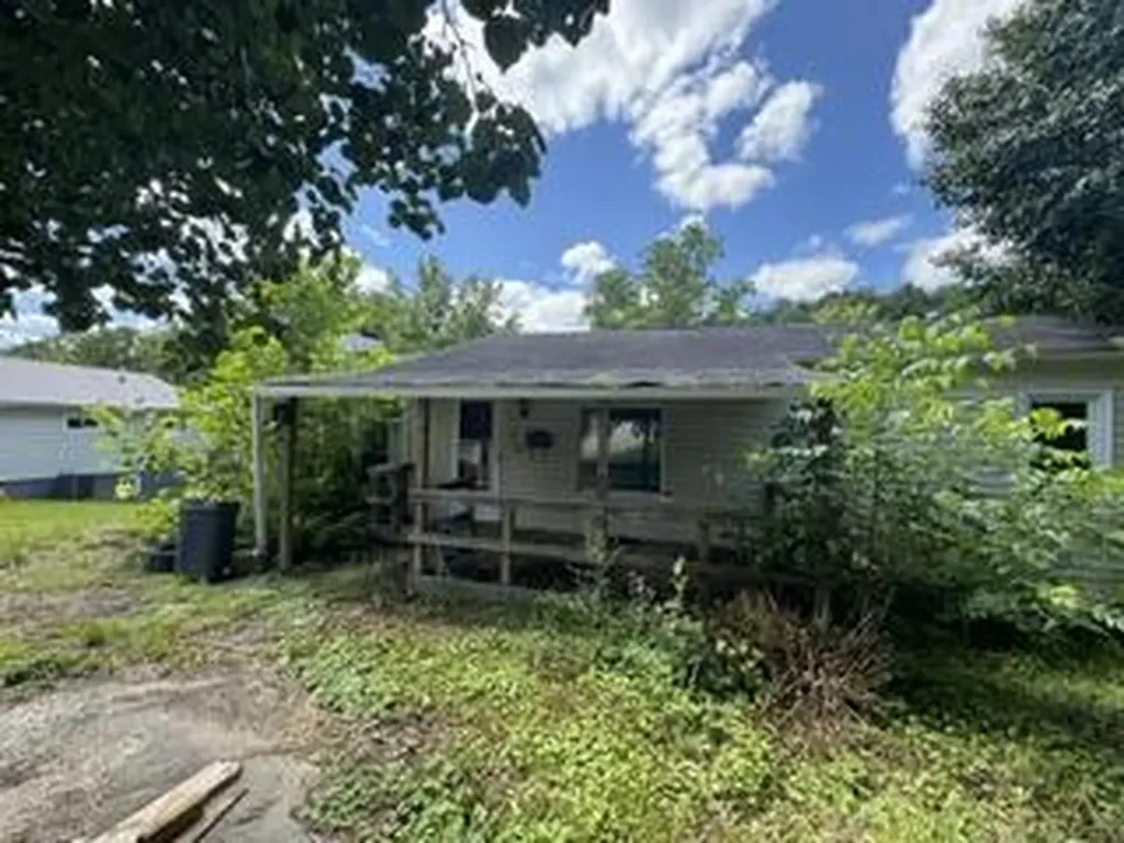 209 S Hill Street Grayson KY 41143