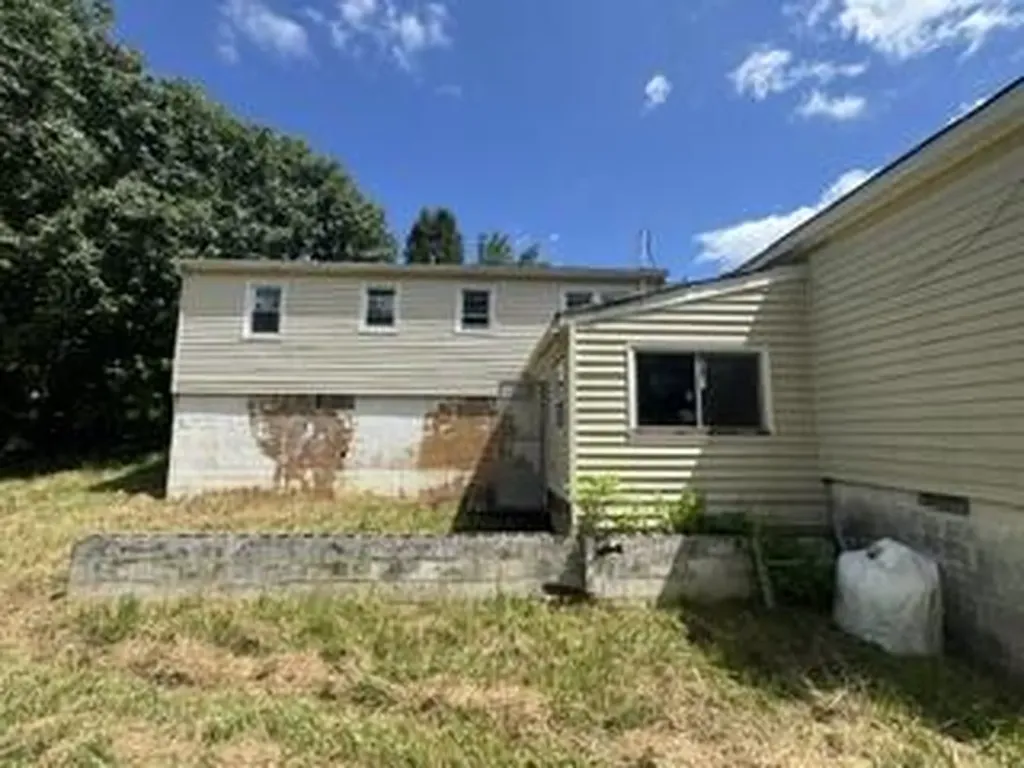 209 S Hill Street Grayson KY 41143