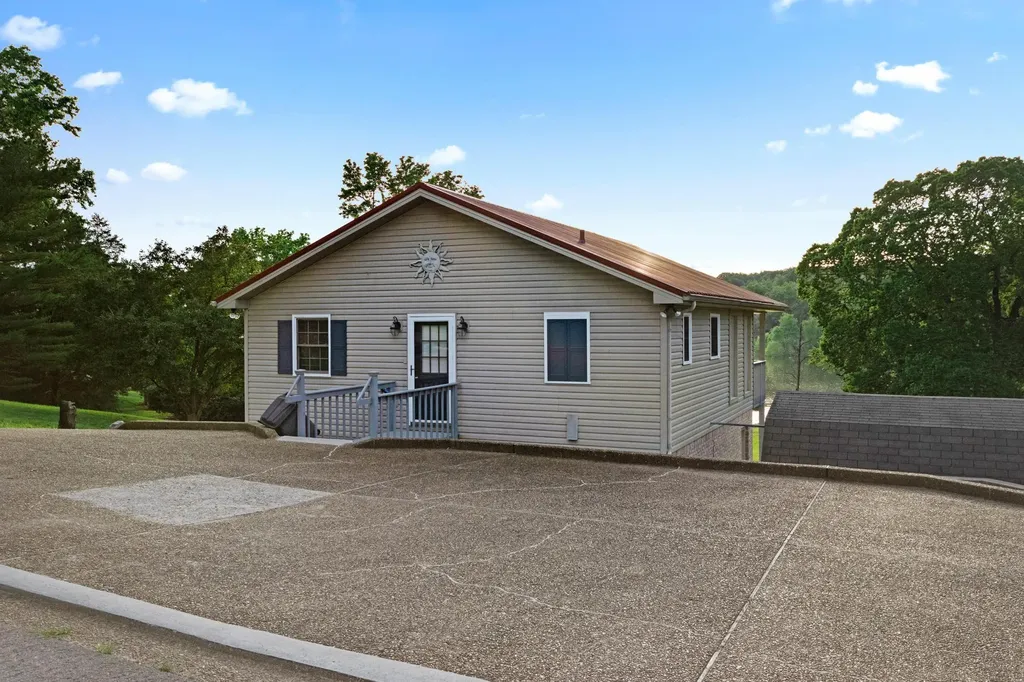 1121 Cunningham Lane Cadiz KY 42211