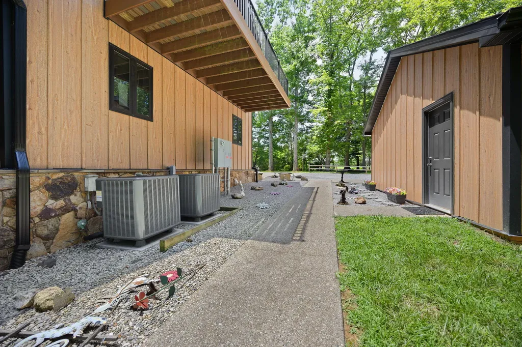 2295 E Highway 635 Science Hill KY 42553