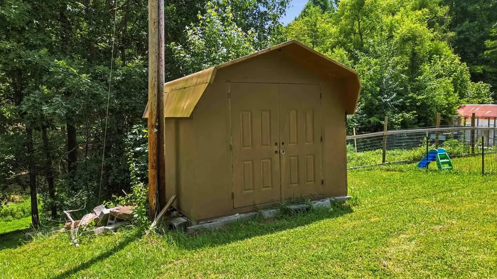 824 Paris Karr Road Keavy KY 40737