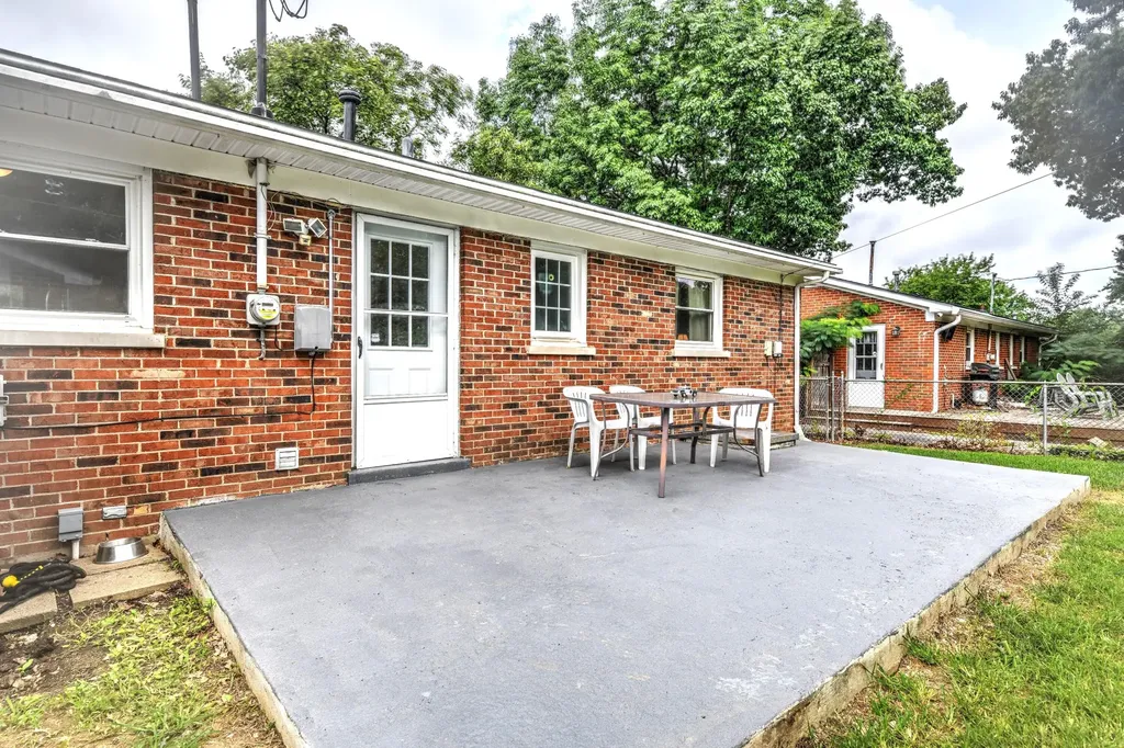 169 Manitoba Lane Lexington KY 40515