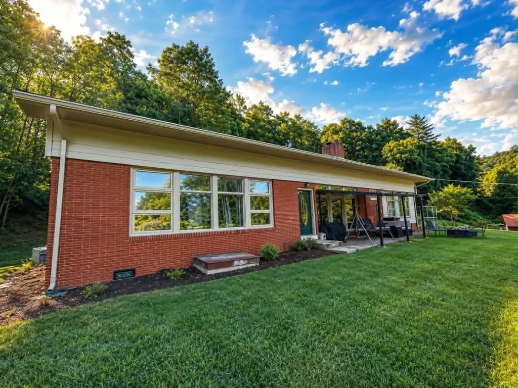 821 Ivy Harlan KY 40831
