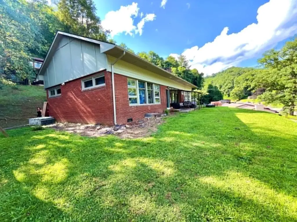 821 Ivy Harlan KY 40831
