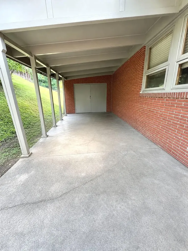 821 Ivy Harlan KY 40831