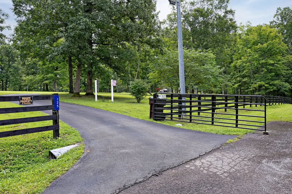 125 Nixon Road Columbia KY 42728