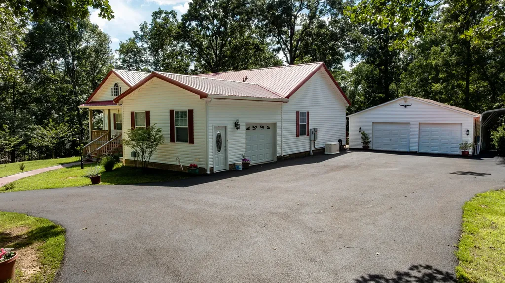 856 Taft Road Gilbertsville KY 42044
