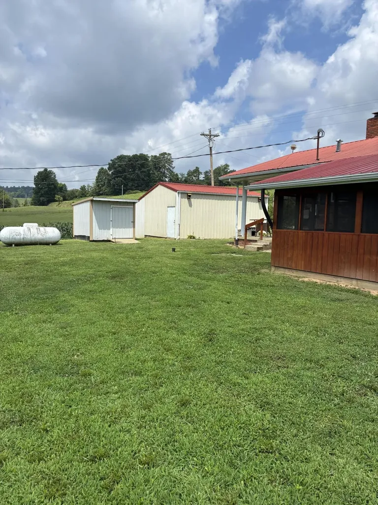 1183 Highway 2027 Campton KY 41301