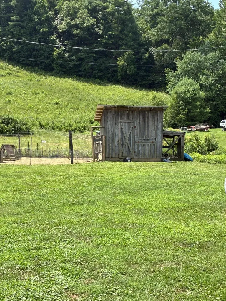 1183 Highway 2027 Campton KY 41301