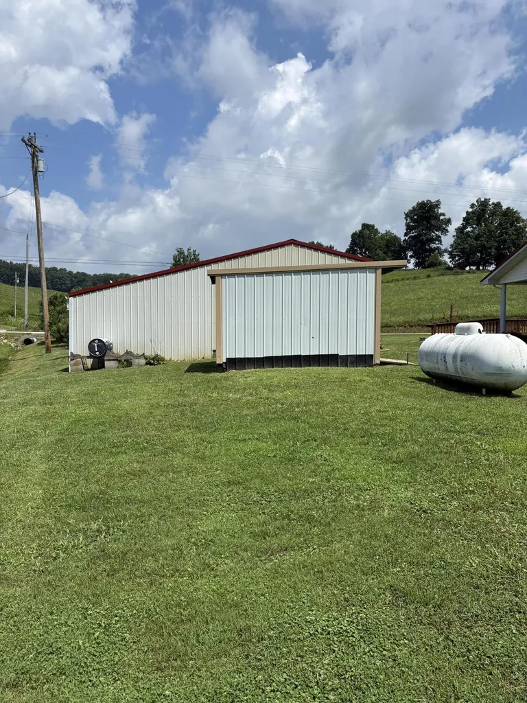 1183 Highway 2027 Campton KY 41301