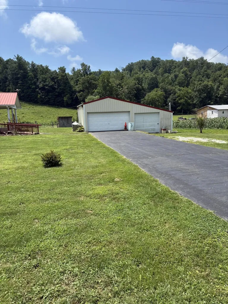 1183 Highway 2027 Campton KY 41301