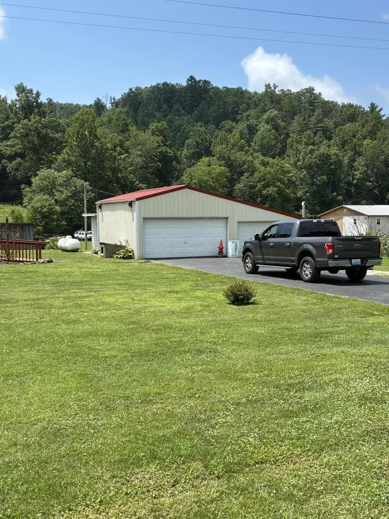 1183 Highway 2027 Campton KY 41301