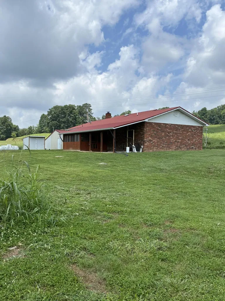 1183 Highway 2027 Campton KY 41301