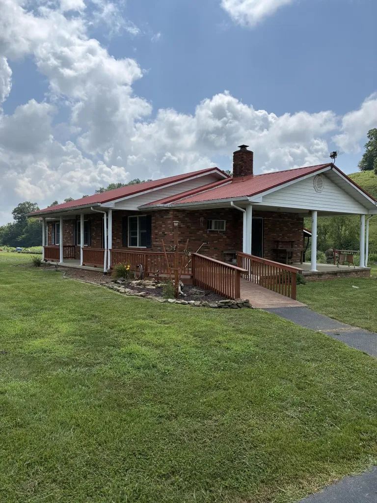 1183 Highway 2027 Campton KY 41301