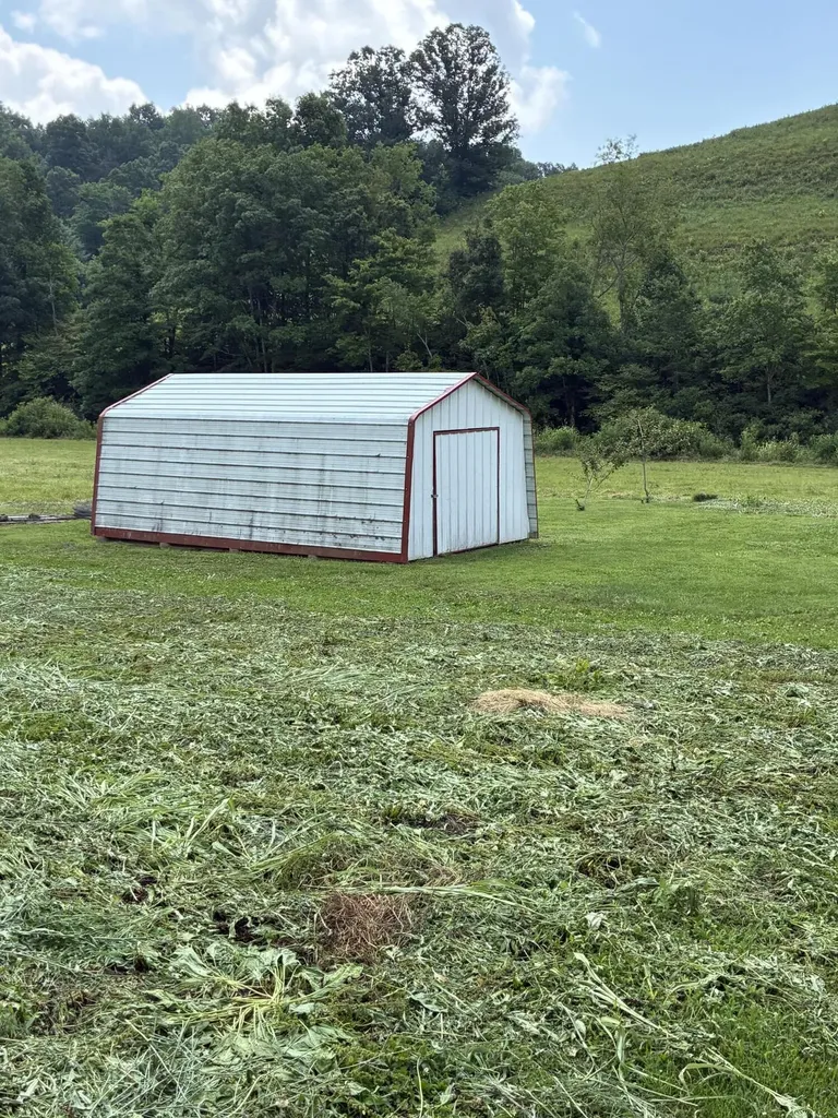 1183 Highway 2027 Campton KY 41301