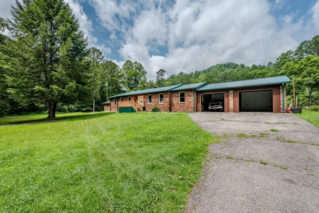 29 Kg Estates Road Louisa KY 41230