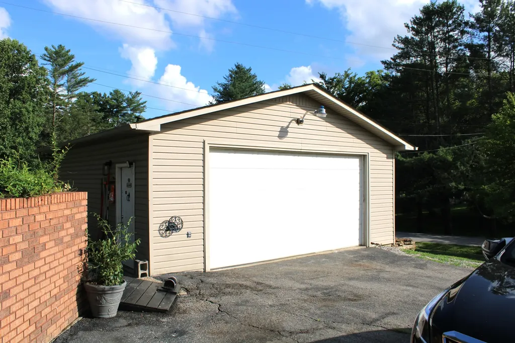460 Combs Circle London KY 40744